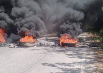 PROTESTAN contra apagones y alta facturación energética en comunidad de la provincia Bahoruco