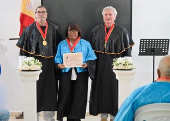 ONEIDA FELIZ MEDINA es distinguida con el Doctorado Honoris Causa en Humanidades y Filosofía
