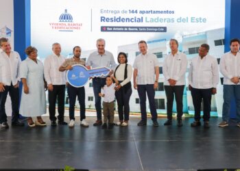 ABINADER entrega 144 apartamentos a familias necesitadas en San Antonio de Guerra