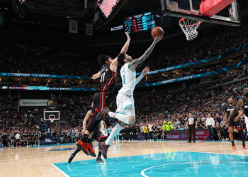 EN TIEMPO EXTRA! Hornets se imponen en un partido de infarto y eliminan a los Heat en ‘play-in’