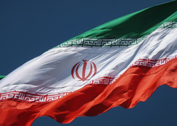 IRÁN RESPONDE A EE.UU.: Ataca barcos y portaviones en el estrecho de Ormuz. Teherán bloquea el estrecho de Ormuz, complicando exportaciones de petróleo.